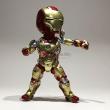 L'armure de Tony Stark en action - Figurine 18 cm en PVC