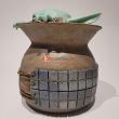 Figurine résine de l'orphelin dans son pot, Grogu de Georges Lucas - profil