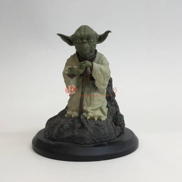 Yoda utilise la force au 1/5eme - Star Wars de George Lucas - Attakus